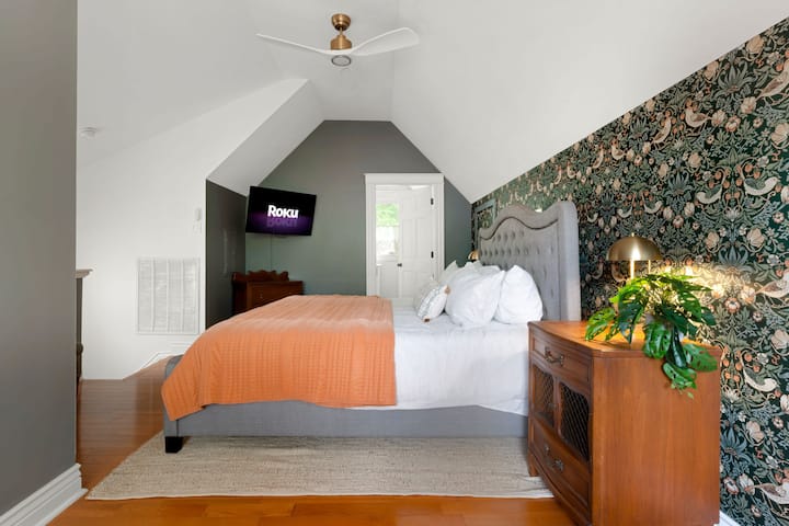 تحتوي غرفة النوم الثالثة الخاصة (Gardenview Loft Room) على تلفزيون ذكي وحمام خاص.