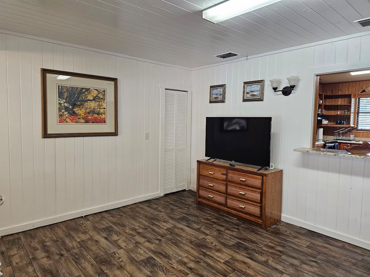 Popular Airbnb listing: Lake Hatchineha Fishing Paradise in the water in Poinciana