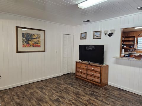 Popular Airbnb listing: Lake Hatchineha Fishing Paradise in the water in Poinciana