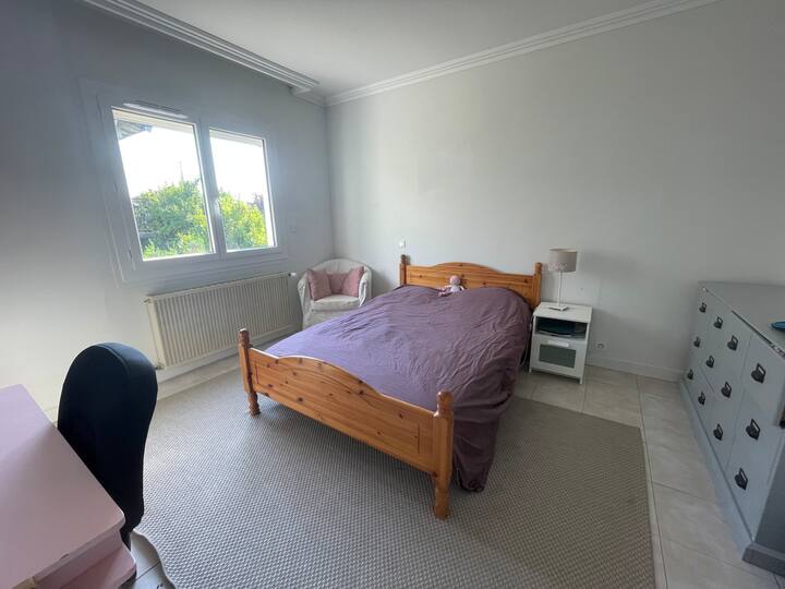 Letto matrimoniale da 140 cm con scrivania. 