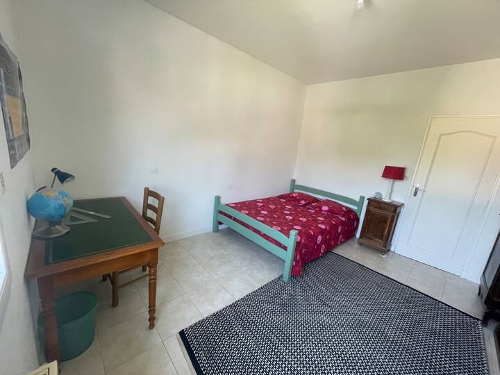 Letto matrimoniale da 140 cm con scrivania.