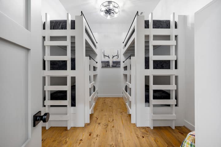 Bunk Room
Sleeps 6