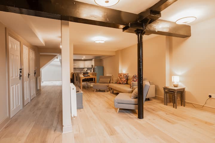 Bývanie 1 - Obytný priestor s otvoreným plánom: je to skvelý priestor na spoločenský život počas vášho pobytu a vytváranie skvelých spomienok s rodinou a priateľmi.