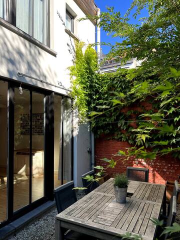 Family house in quiet courtyard gallery image 2