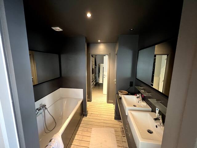 Family house in quiet courtyard gallery image 4