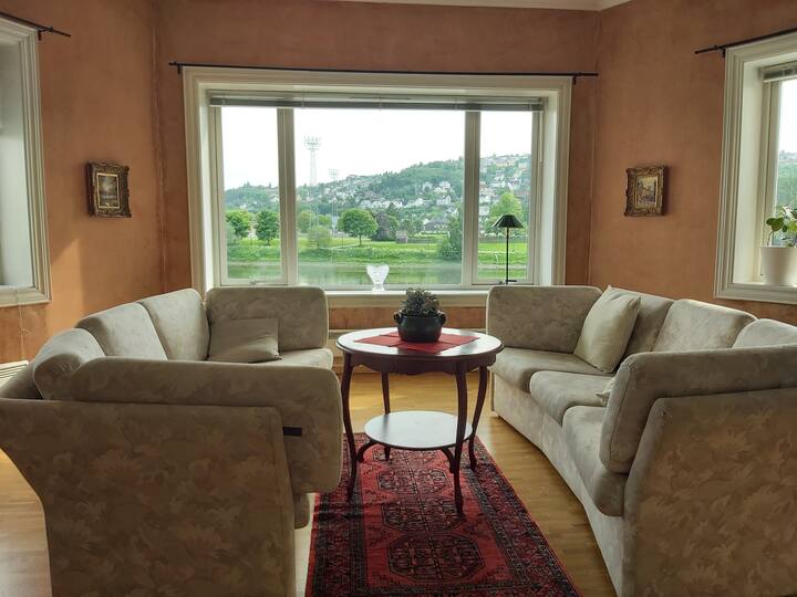 غرفة معيشة مشرقة بإطلالات بانورامية على نيدلفا.