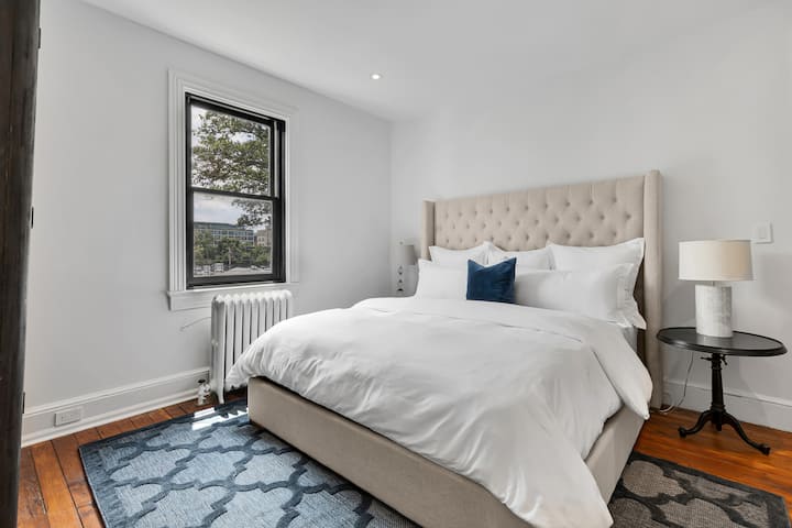 Segundo dormitorio con cama tamaño king.