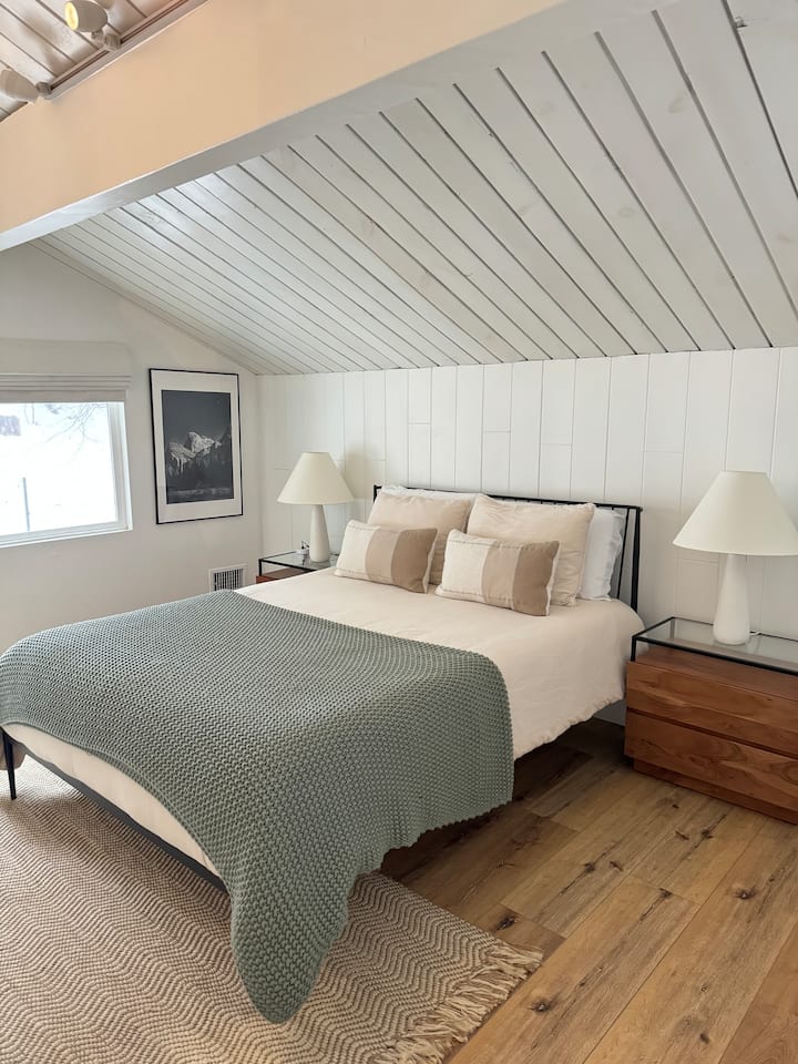 Kohët e fundit kemi zëvendësuar kornizën e krevatit në këtë dhomë gjumi me atë që tregohet në fotografi.