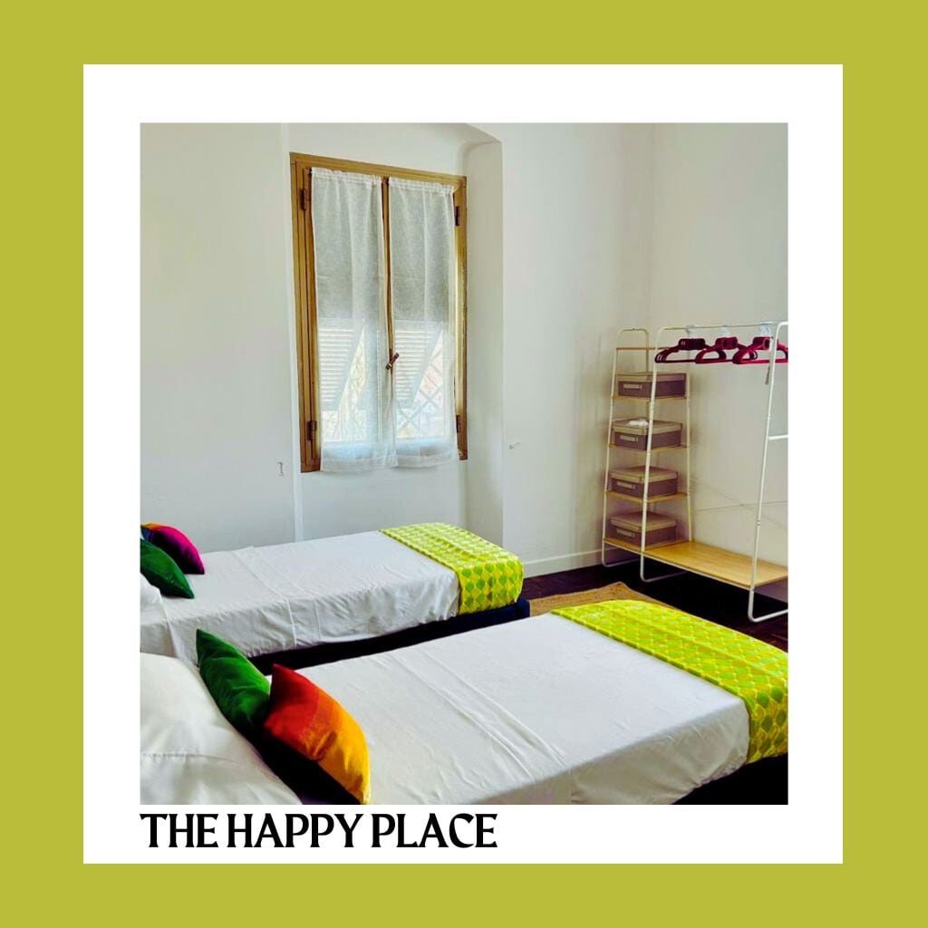 Mirë se vjen në dhomën e dytë të gjallë të gjumit, me dy krevate dopio të rehatshëm, një dekor të gëzuar, dritare të dyfishta për dritë të bollshme dielli dhe një tavolinë pune të kompletuar me një printer dhe karikues telefoni për lehtësinë tënde.