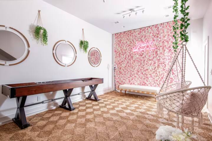 Bachelorette Bash! Sleeps 20! 2 Private rooftops! gallery image 3