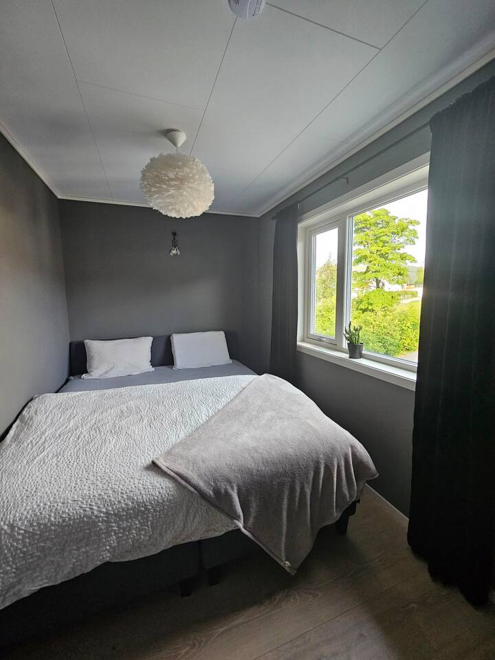 Posteľ má 180 x 200 cm