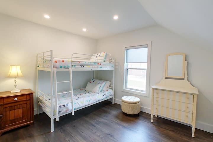 חדר שינה שלישי עם מיטות קומתיים זוגיות ושידה