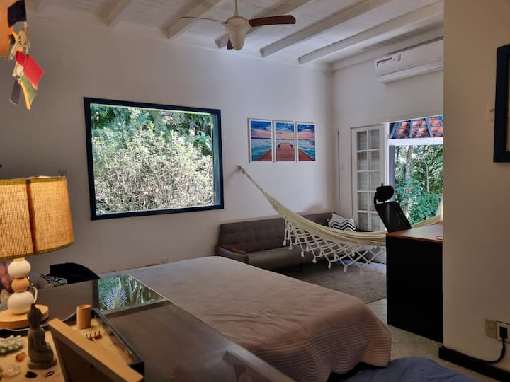 King bed with the possibility of adding 2 single beds next door.