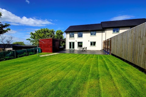 Modern, Spacious House with Hot Tub in Kirkwall