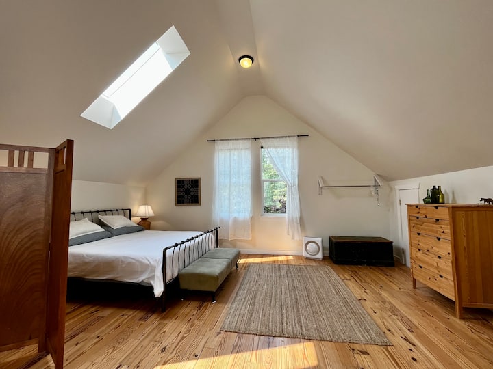 Პლუშის მეხსიერების ქაფი დიდი ზომის საწოლი (სტუმრები აღფრთოვანებული არიან), 100% -იანი ბამბის ზეწრები და საბანი, ტელევიზორის მონიტორის გათვალისწინებით DVD-დამკვრელით, მაგრამ საძილე და საცხოვრებელ სივრცეებს შორის კონფიდენციალურობის ეკრანით.