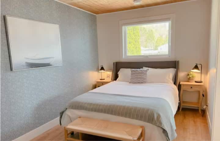 Mysig queen säng med tillhörande privilegier. 