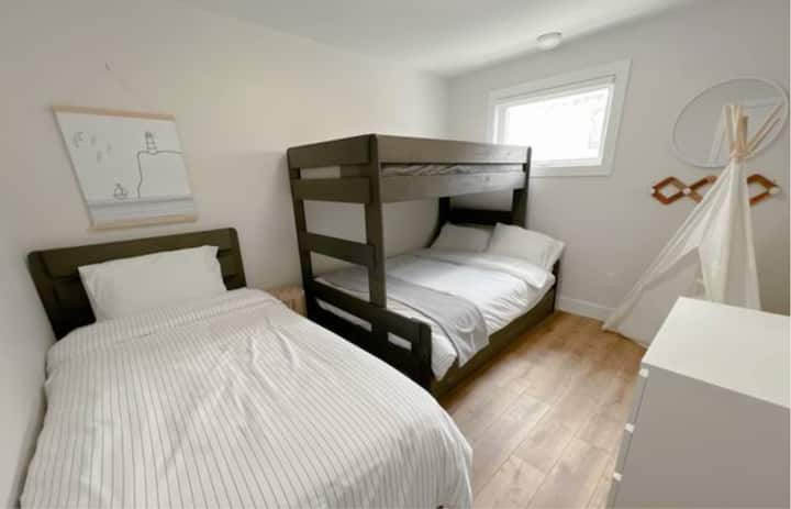 Sovrum för barn. Våningssäng, dubbelsäng längst ner, enkel på toppen. Extra singel för extra att sova i. 