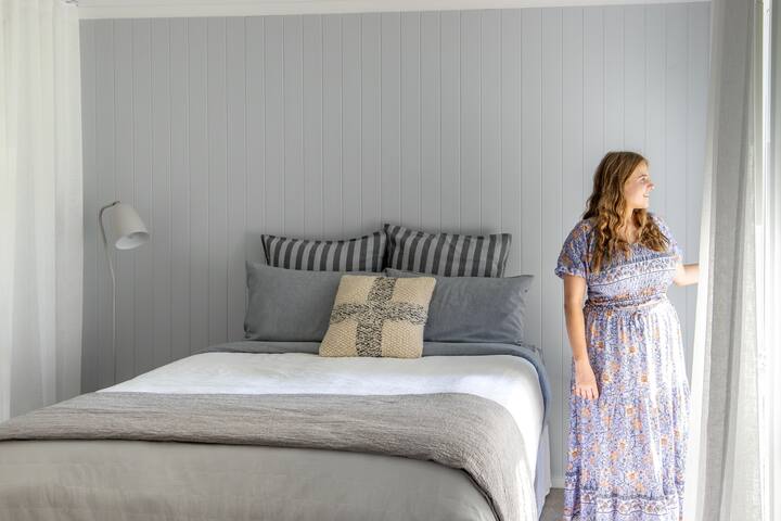 غرفة النوم الرئيسية مع أسرّة وخزانة ملابس وحمام داخلي بتصميم جميل مع تجهيزات جميلة + منتجات صديقة للبيئة.