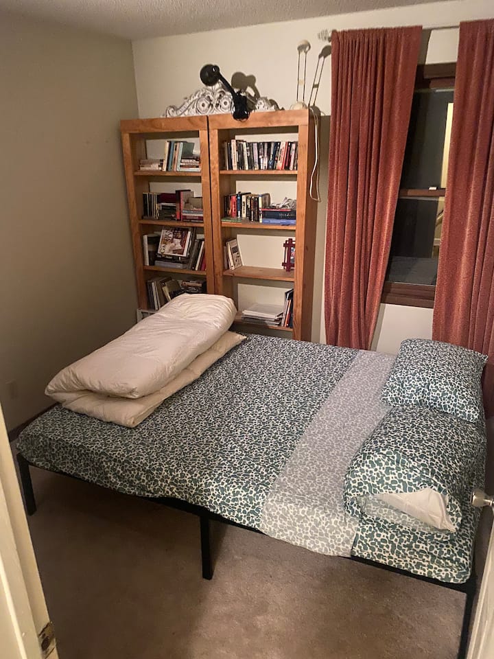 Spálňa Flex ponúka útulný a pokojný pobyt s výhľadom na našu krásnu záhradu na dvore!