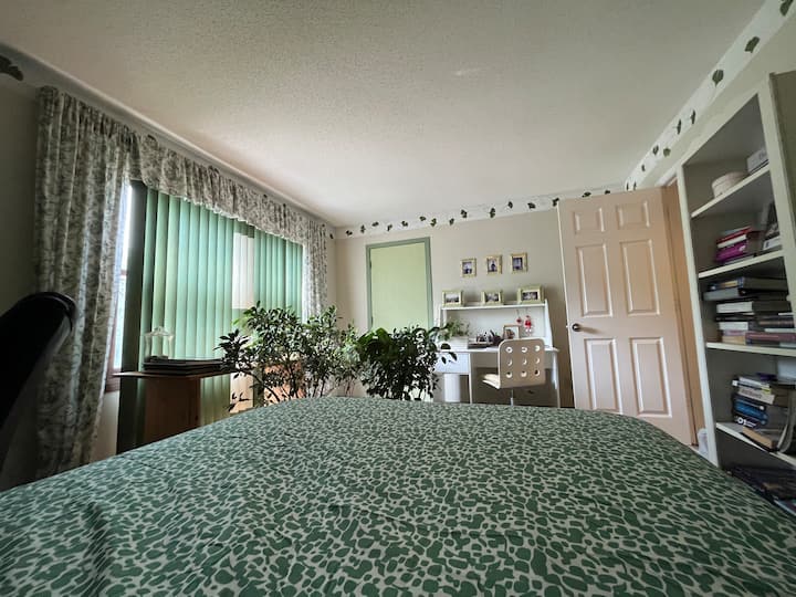 Spálňa v plnej veľkosti s vyhradeným pracovným priestorom