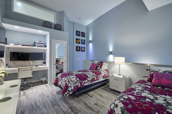 3rd Floor Loft with 2 Twin XL's. Laptop Workstation