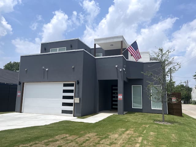 Modern Luxe City Retreat near Trinity Groves