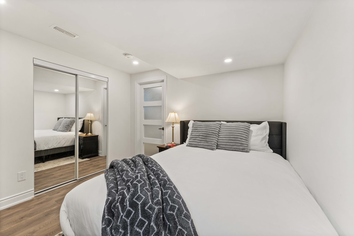 Chambre principale confortable avec miroir et placard