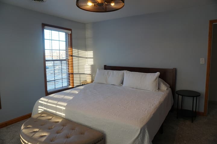 Chambre n °6 - Lit King avec ventilateur de plafond.  Il y a un bureau où travailler.