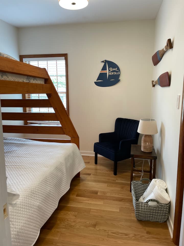 Chambre #2- 1 Matelas simple et un matelas complet dans un lit superposé