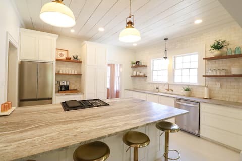 Downtown Riverside Oasis: Deck, Hot Tub & More!