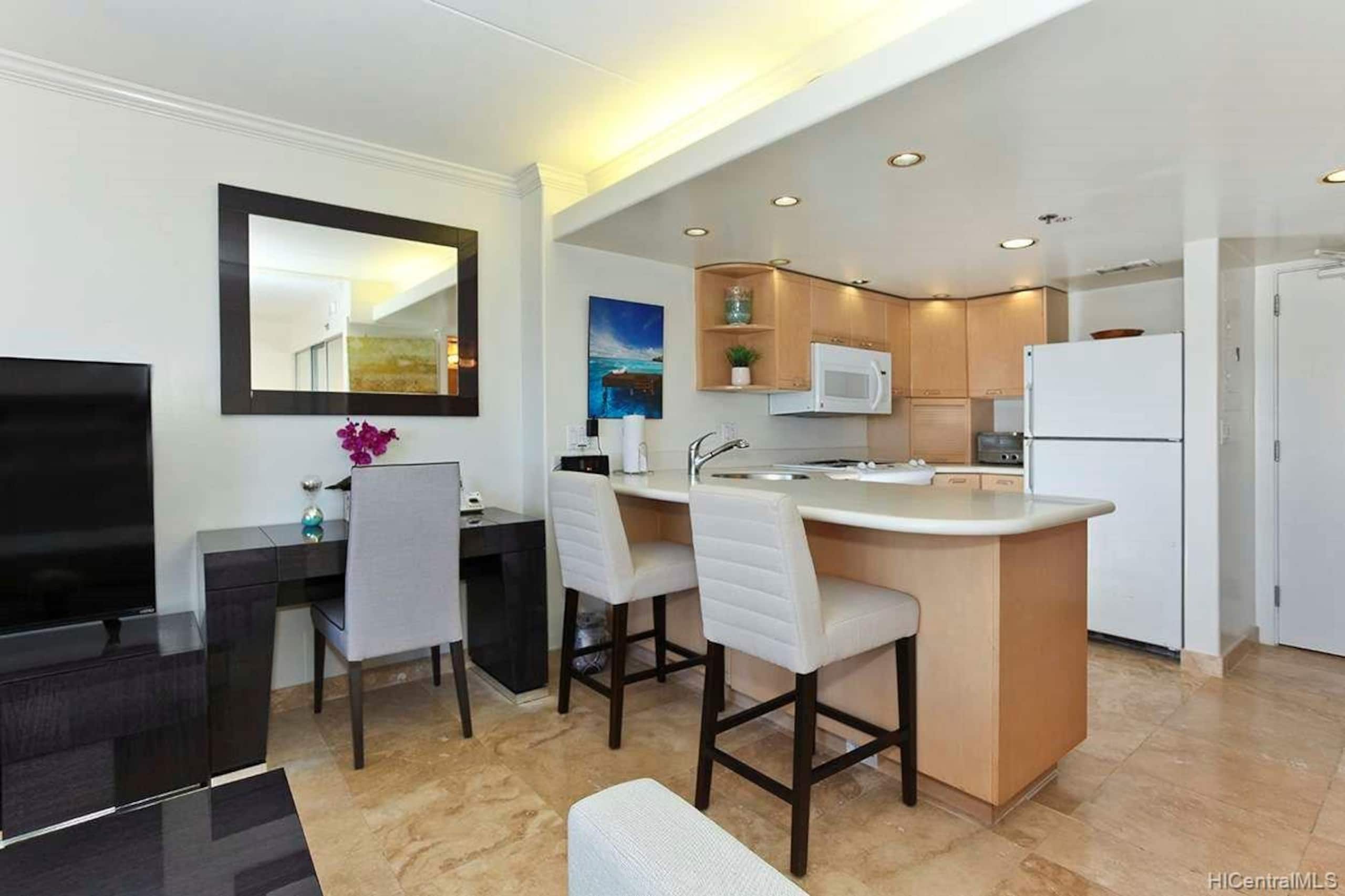 Condo in Honolulu · ★5.0 · 1 bedroom · 2 beds · 1 private bath - Image 4