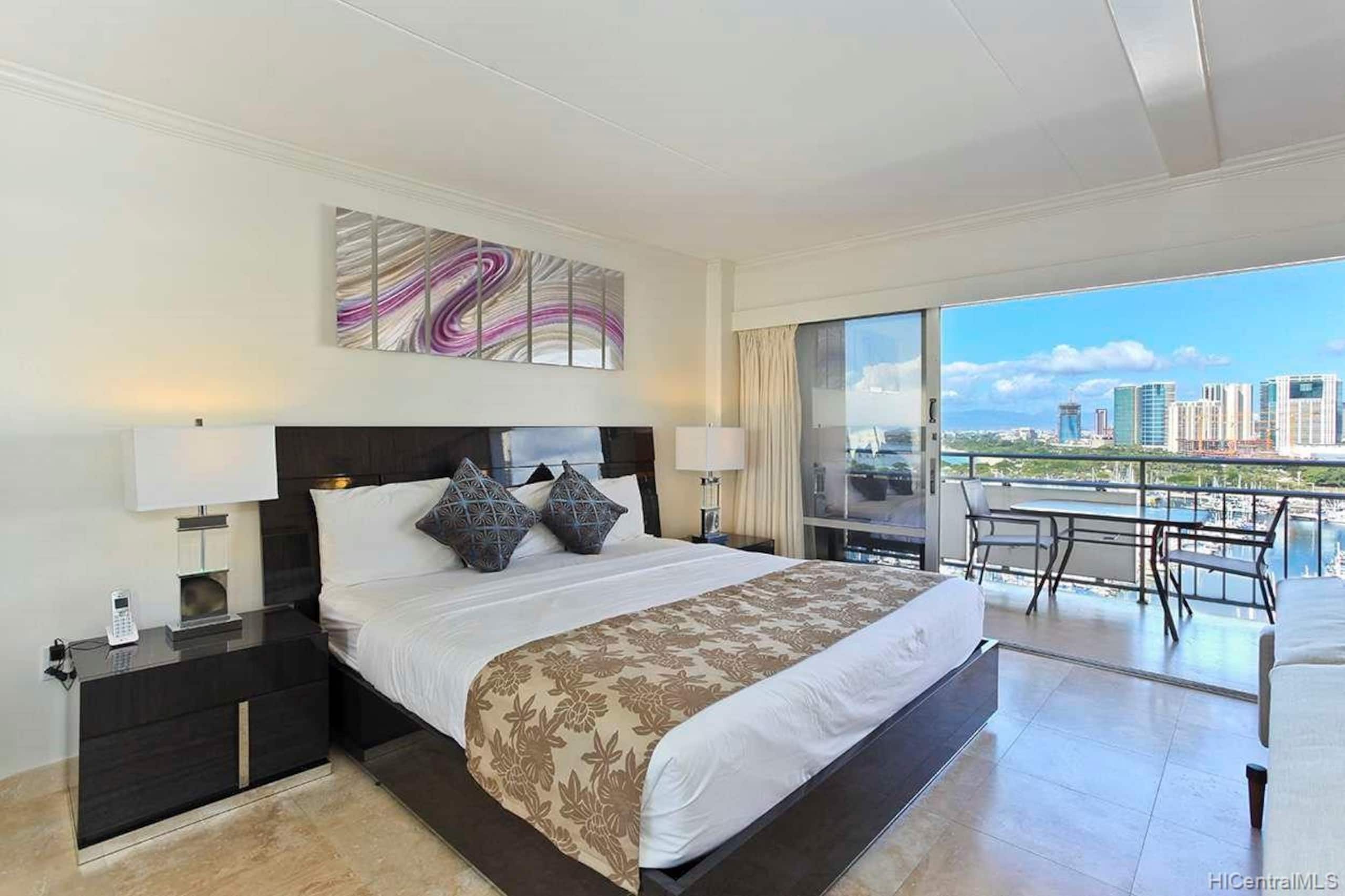 Condo in Honolulu · ★5.0 · 1 bedroom · 2 beds · 1 private bath - Image 3