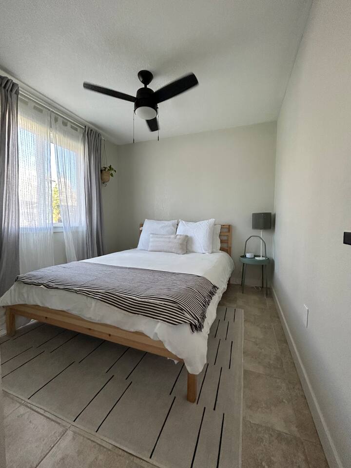 Kitanda aina ya Queen katika chumba cha kulala. 