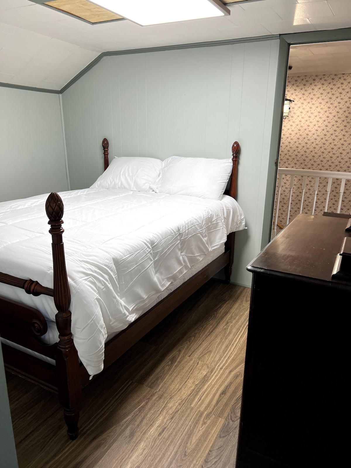 ห้องนอน 1: เตียงขนาดใหญ่และสำนักงาน