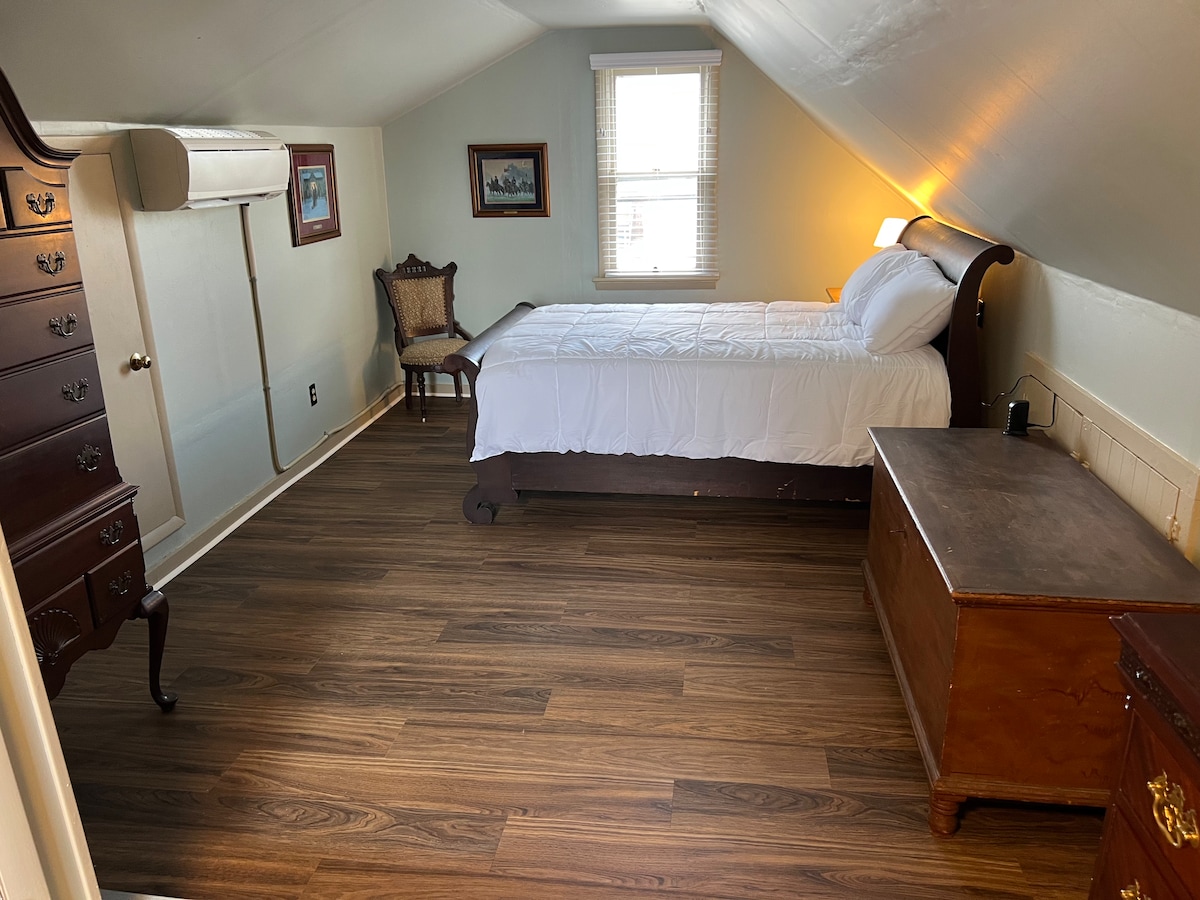 ห้องนอน 5: เตียงขนาดใหญ่พร้อมตู้เสื้อผ้าโบราณและหีบผ้าห่ม