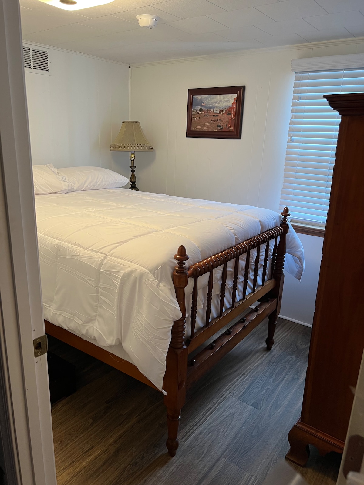 ห้องนอน 3: เตียงขนาดใหญ่และตู้เสื้อผ้าโบราณ