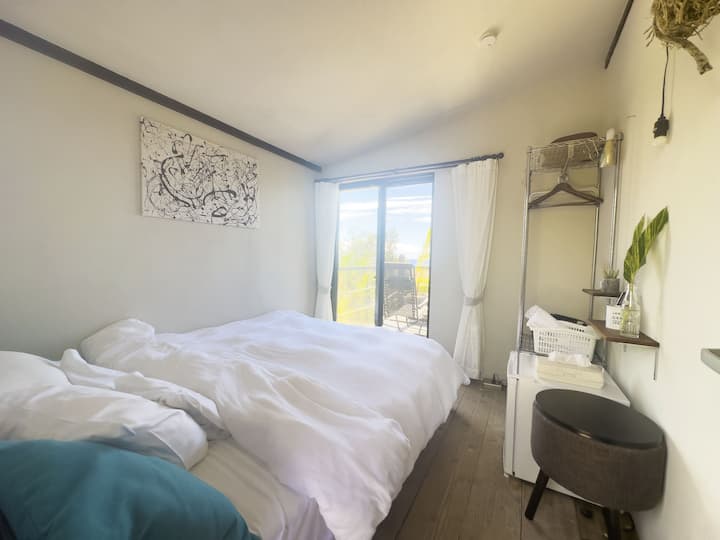 ＜ Room 1 ＞ Enjoy the sky and sea visible from the window from the bed.