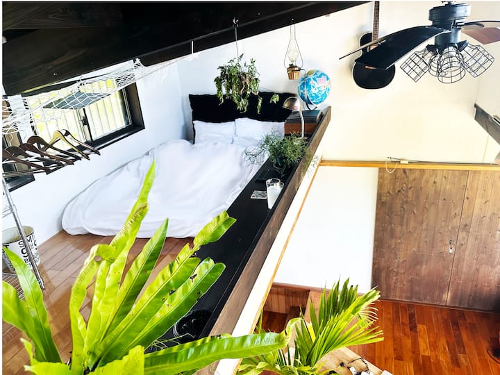 ＜ Room 3 ＞ We provide an attic.There are records and lanterns on the pillows.It might be an unforgettable night before you go to bed.