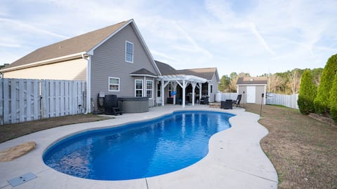 4 Miles to the Beach, Pool, Hot Tub, Sauna & Gym!