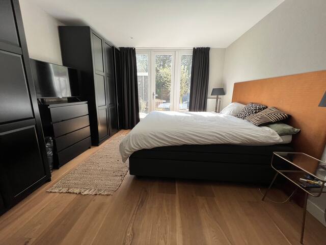 Spacious apartment with garden in the lively Pijp! gallery image 5