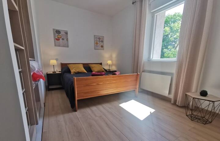 ห้องนอนปรับอากาศ 3 (ชั้น) เตียงคู่ 140