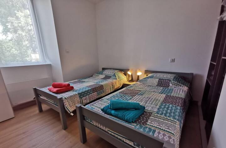 ห้องนอนปรับอากาศ 4 (ชั้น) 2 เตียง x 90