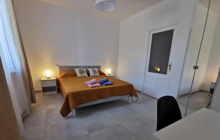 ห้องนอนปรับอากาศ 1 ที่ชั้นล่างมีโต๊ะทำงานขนาดเล็กและเต้าเสียบอินเทอร์เน็ต
ทางเข้าห้องน้ำและห้องสุขา