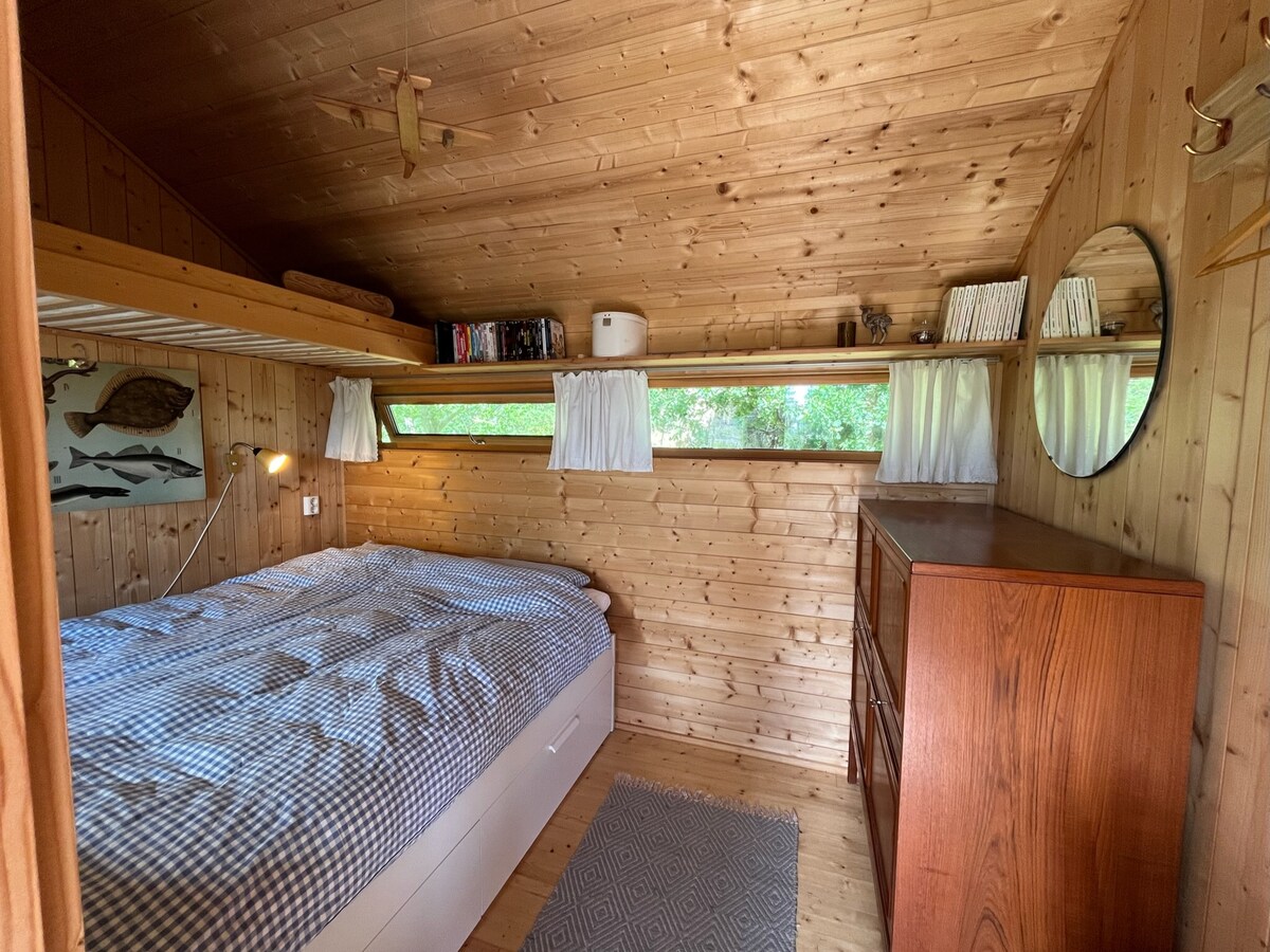 Soverom 4, i Donations. Дупли кревет од 160 лица. Собите во анексот, исто така, имаат горен единечен кревет кој е достапен за користење ако е потребно, како и регистрираните простори за спиење. 