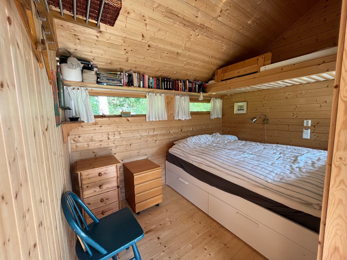 Soverom 3, јас донации. Дупли кревет од 160 лица. Собите во анексот, исто така, имаат горен единечен кревет кој е достапен за користење ако е потребно, како и регистрираните простори за спиење. 