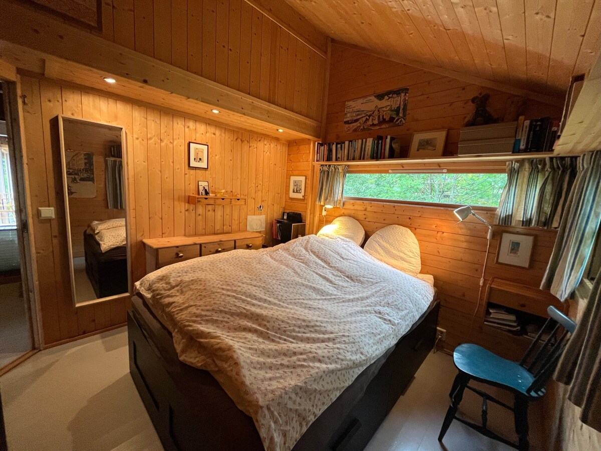 1-ва спална соба, во главната дрвена колиба - двоен кревет од 140 лица. 