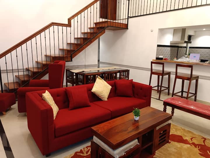 sebule View yenye viti viwili vya baa na ngazi zinazoelekea kwenye mezzanine 