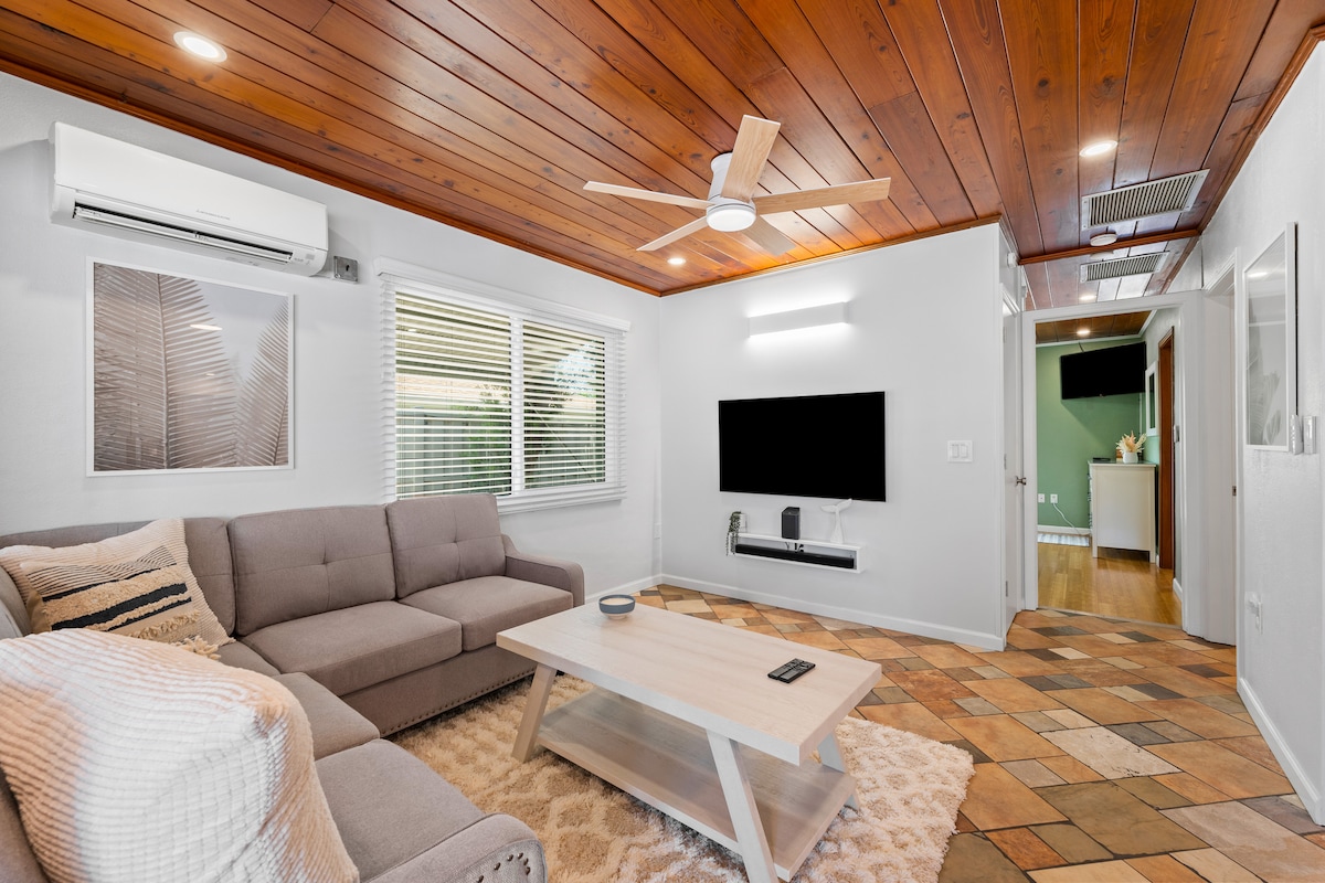 Popular Airbnb listing: Cozy Beach Cottage, 2 Blocks to Nokomis Beach in Laurel