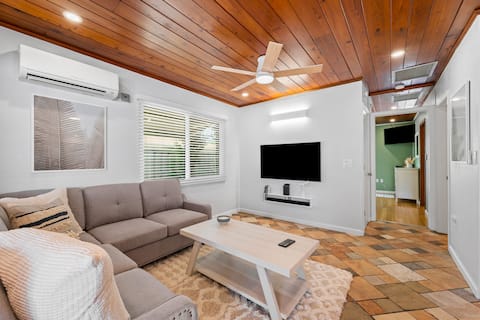 Popular Airbnb listing: Cozy Beach Cottage, 2 Blocks to Nokomis Beach in Laurel