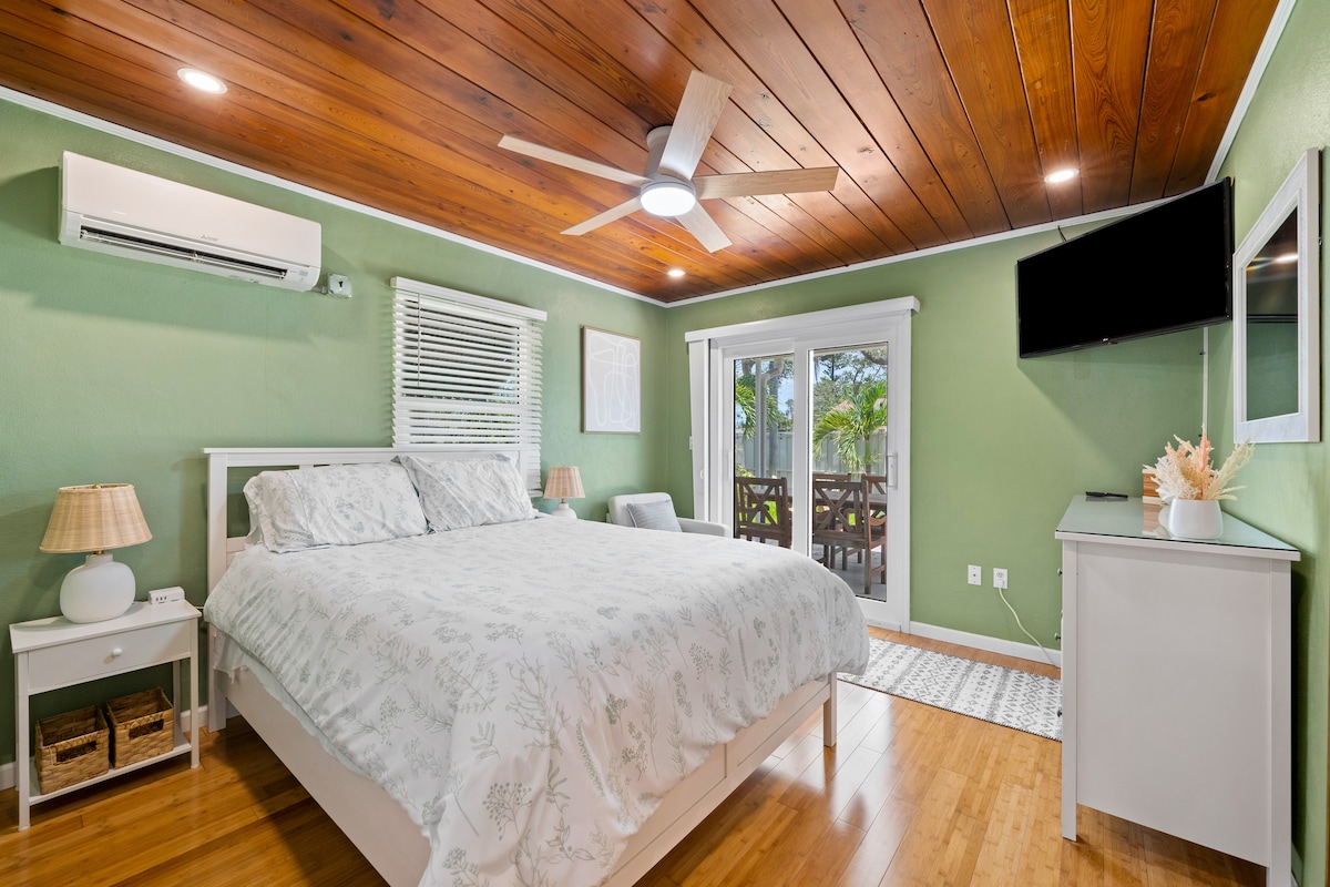 Chumba cha kulala chenye ufikiaji wa baraza la uani.